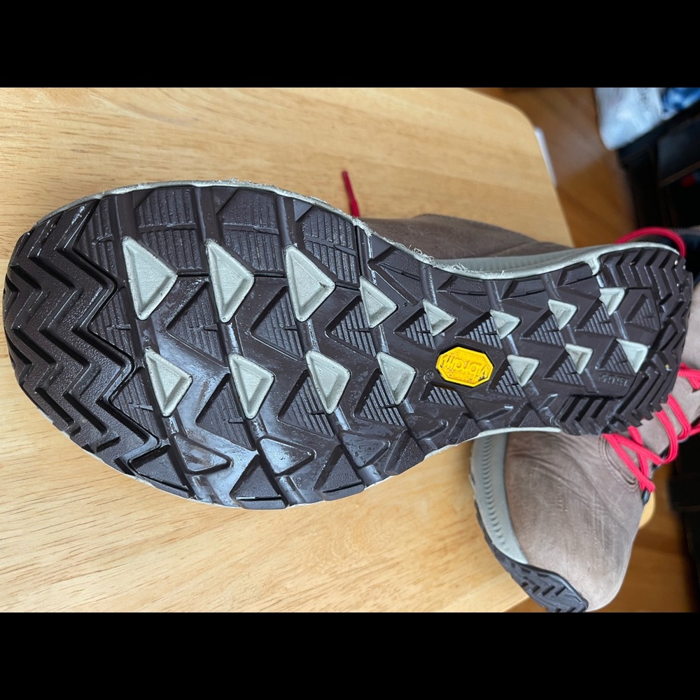 Size 9 - Picture 2 of 4